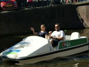 Tretboot fahren Grachten Amsterdam aktive Grachtentour